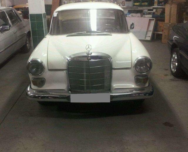 MERCEDES BENZ – 200 D