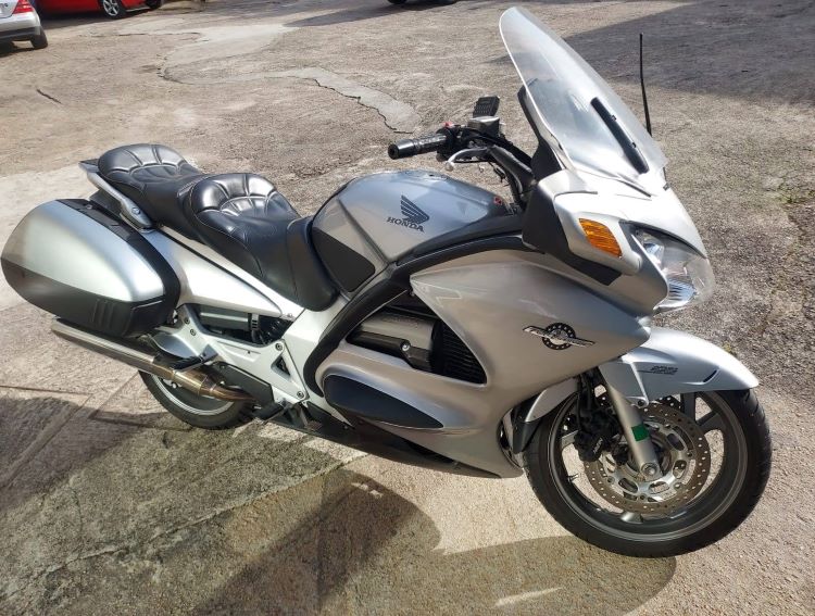 ¡DOMINA EL CAMINO! HONDA ST1300A-4: POTENCIA Y ELEGANCIA SOBRE DOS RUEDAS