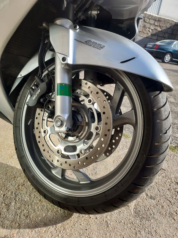 ¡DOMINA EL CAMINO! HONDA ST1300A-4: POTENCIA Y ELEGANCIA SOBRE DOS RUEDAS