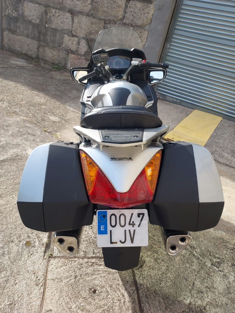 ¡DOMINA EL CAMINO! HONDA ST1300A-4: POTENCIA Y ELEGANCIA SOBRE DOS RUEDAS