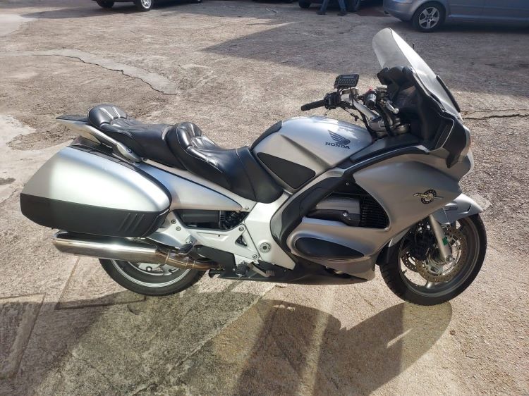 ¡DOMINA EL CAMINO! HONDA ST1300A-4: POTENCIA Y ELEGANCIA SOBRE DOS RUEDAS