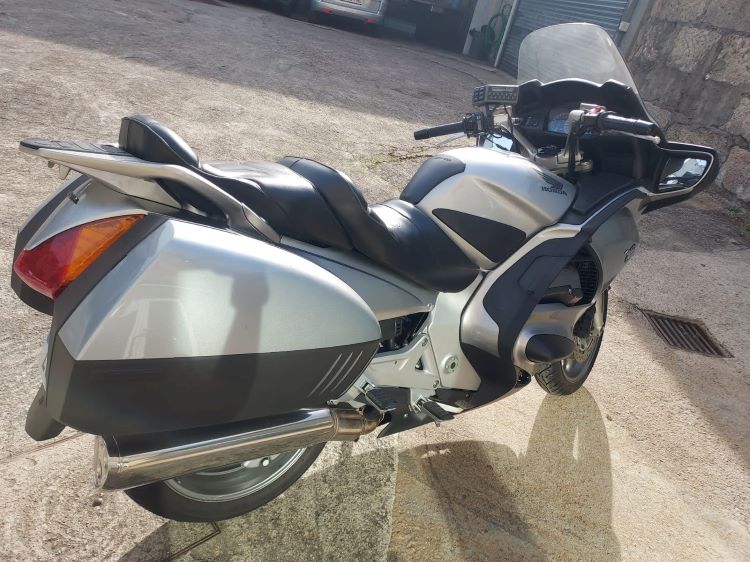 ¡DOMINA EL CAMINO! HONDA ST1300A-4: POTENCIA Y ELEGANCIA SOBRE DOS RUEDAS