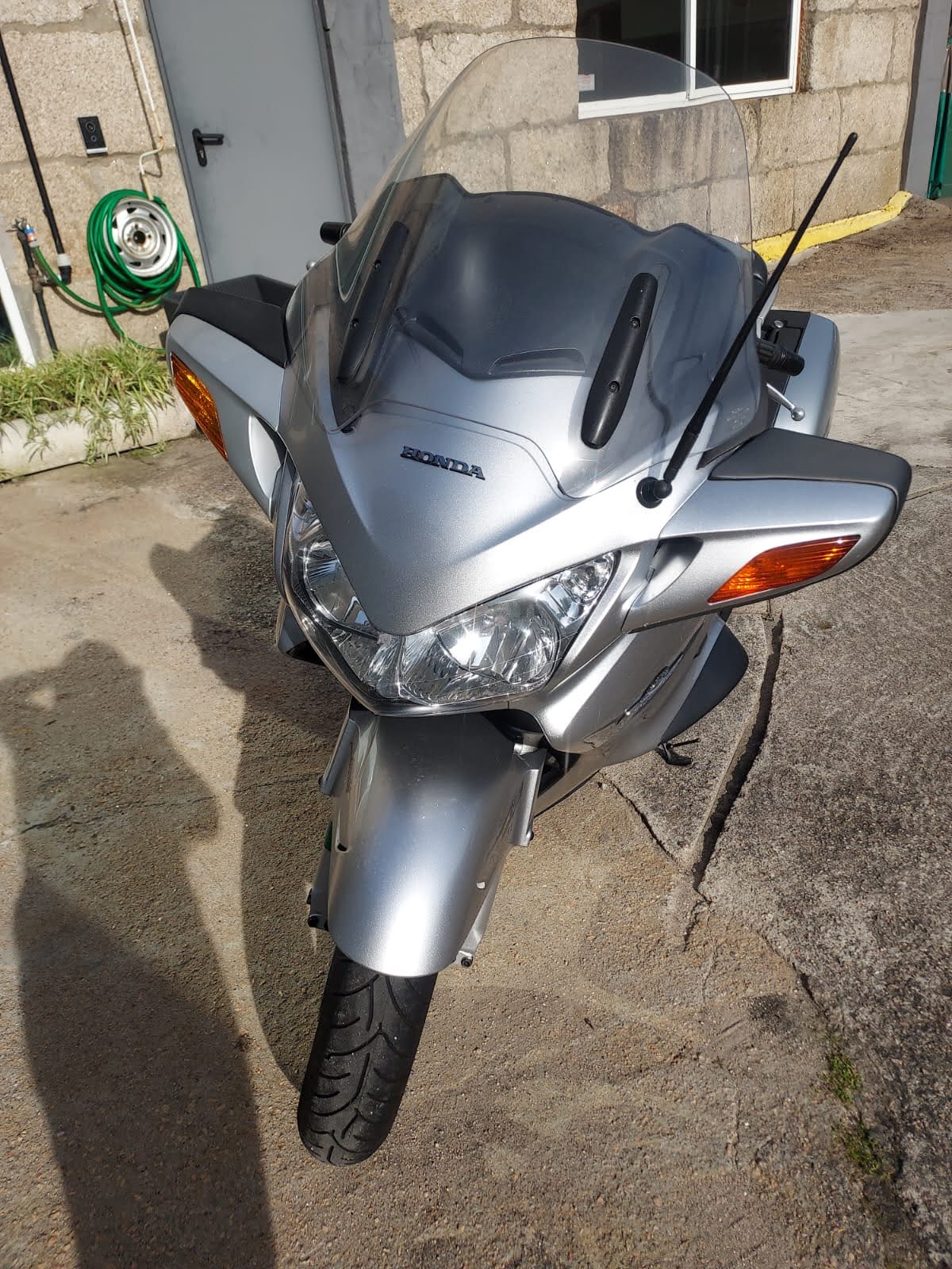 ¡DOMINA EL CAMINO! HONDA ST1300A-4: POTENCIA Y ELEGANCIA SOBRE DOS RUEDAS