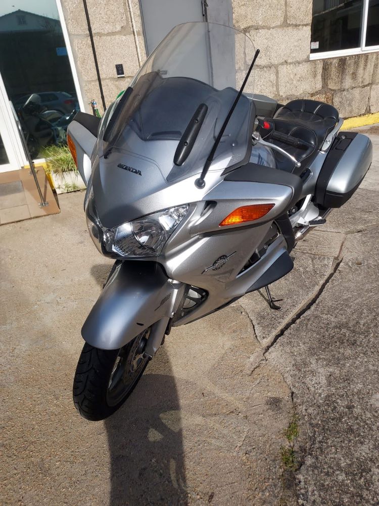 ¡DOMINA EL CAMINO! HONDA ST1300A-4: POTENCIA Y ELEGANCIA SOBRE DOS RUEDAS