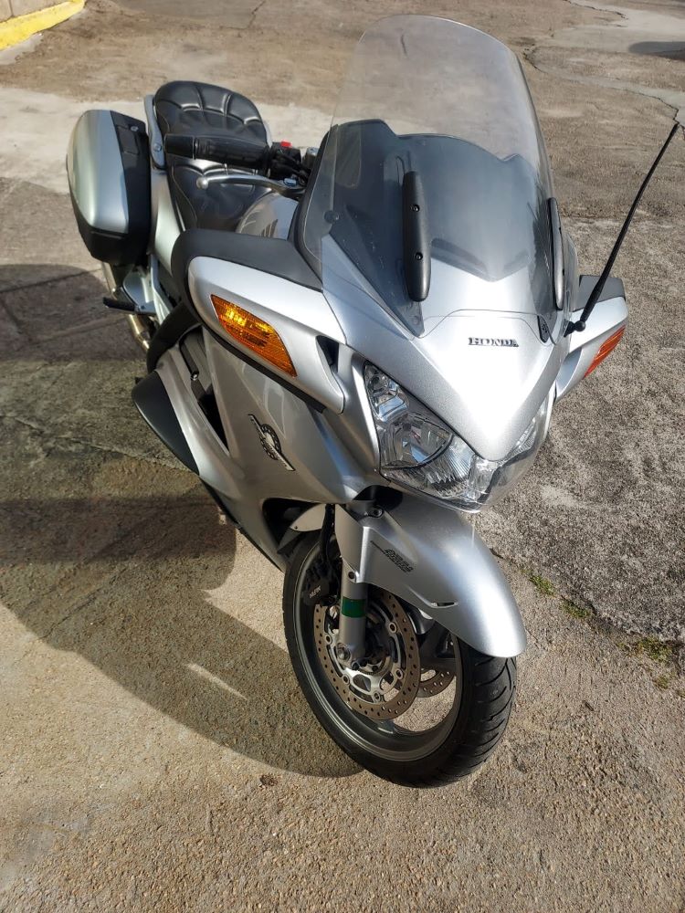 ¡DOMINA EL CAMINO! HONDA ST1300A-4: POTENCIA Y ELEGANCIA SOBRE DOS RUEDAS