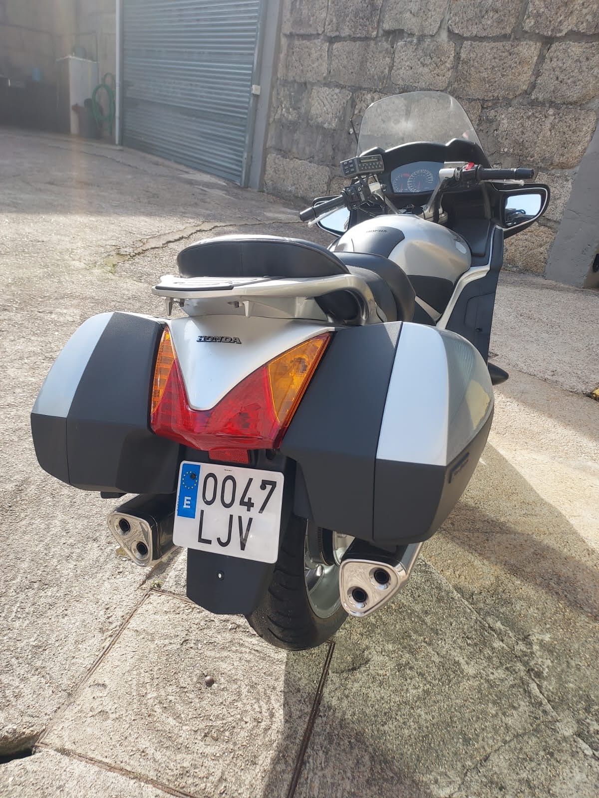 ¡DOMINA EL CAMINO! HONDA ST1300A-4: POTENCIA Y ELEGANCIA SOBRE DOS RUEDAS