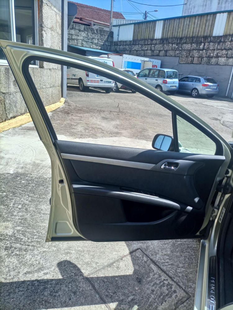 ¡ELEGANCIA CLÁSICA! PEUGEOT 407 EN BEIGE METALIZADO: UNA JOYA DEL TIEMPO